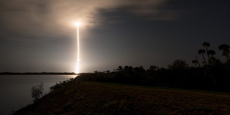 Falcon 9 puso en órbita 55 satélites Starlink
