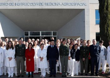 La ministra Robles visitó en Torrejón los más modernos laboratorios del CIMA