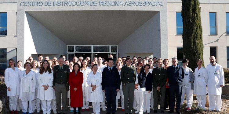 La ministra Robles visitó en Torrejón los más modernos laboratorios del CIMA