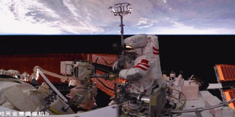 Astronautas chinos completaron la primera salida de la estación espacial Tiangong