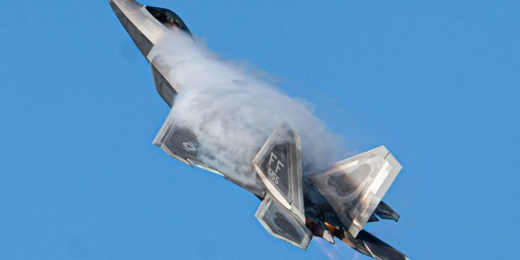 Un caza F-22 norteamericano derribó el globo espía chino frente a la costa de Carolina del Sur