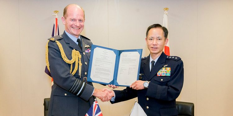 El jefe del Estado Mayor del Aire del Reino Unido, mariscal en jefe del Aire Mike Wigston, y el jefe del Estado Mayor del Koku-Kietai de Japón, general Shunji Izutsu,