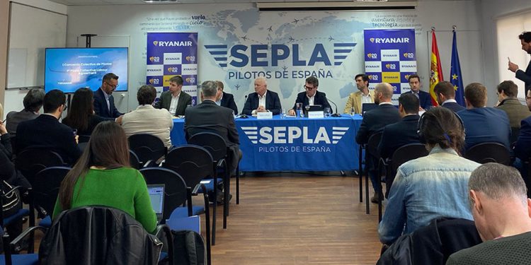 Firma del convenio colectivo de Sepla y Ryanair