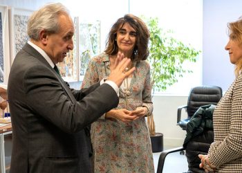 El director general, Ángel Luis Arias, y la directora de Estrategia e Innovació de ENAIRE, Mariluz de Mateo, con la directora ejecutiva de SESAR Deployment Manager, Mariagrazia La Piscopia