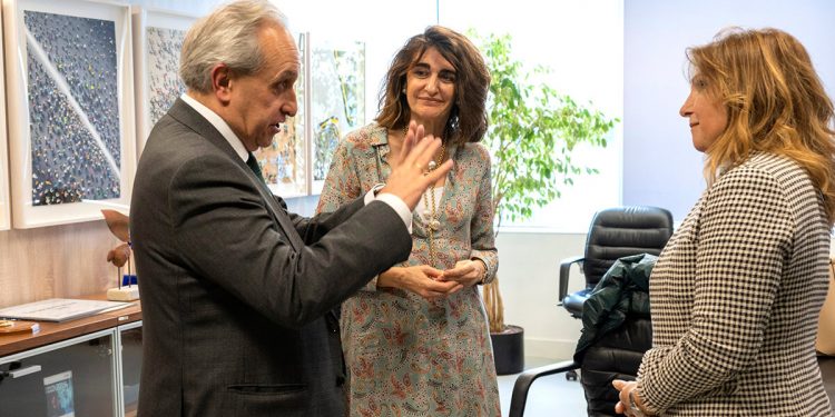 El director general, Ángel Luis Arias, y la directora de Estrategia e Innovació de ENAIRE, Mariluz de Mateo, con la directora ejecutiva de SESAR Deployment Manager, Mariagrazia La Piscopia