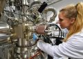 La investigadora interna Johanna Wessing del centro ESTEC realiza espectroscopía de fotoelectrones de rayos X de la piel superior de un material candidato para el espacio.
