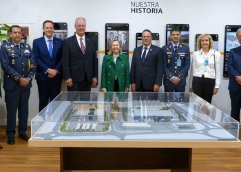Amparo Valcarce visitó las instalaciones de CESA-Héroux-Devtek Spain