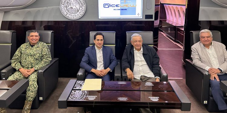 El presidente de México en el avion presidencial