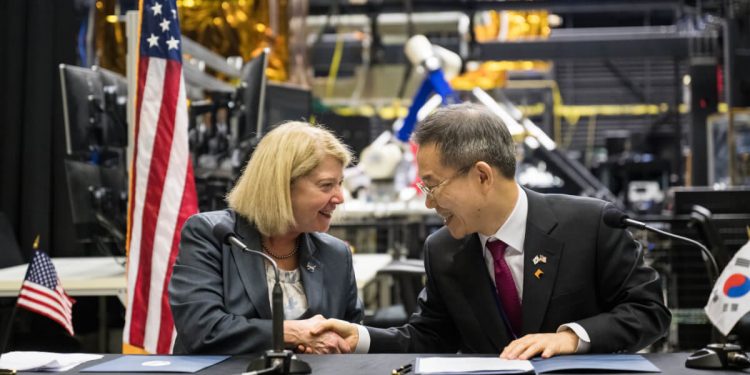 La administradora adjunta de la Nasa, Pam Melroy, y el ministro de Ciencia y TIC de Corea del Sur, Lee Jong-ho.