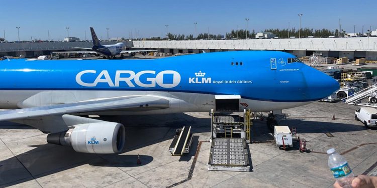 Las alas de paneles solares del Módulo de servicio europeo de Artemisa II llegaron a Florida