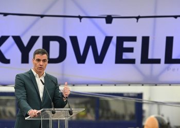 Sánchez asiste a una demostración del avión solar no tripulado