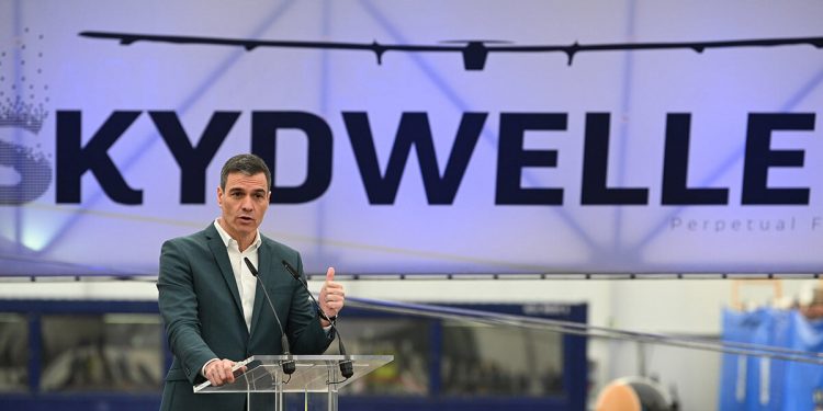 Sánchez asiste a una demostración del avión solar no tripulado