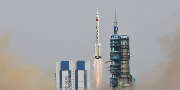 China lanza la nave tripulada Shenzhou-16 hacia su estación espacial