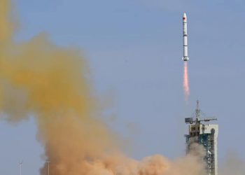 China lanzó con éxito dos nuevos satélites de investigación espacial