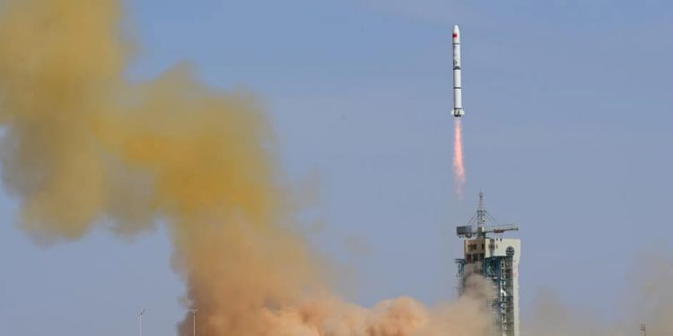 China lanzó con éxito dos nuevos satélites de investigación espacial
