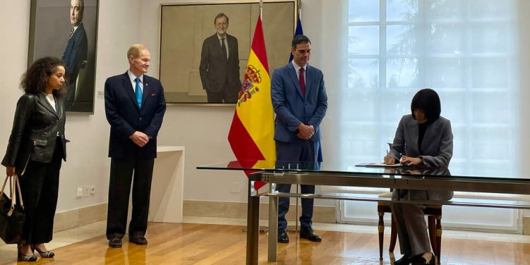 El Gobierno de España firmó en la Moncloa los Acuerdos Artemisa con el administrador de la Nasa