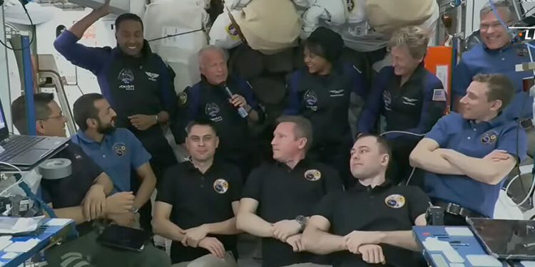 La nave Dragon, con los cuatro astronautas privados de la Ax-2 a bordo, llegó a la ISS