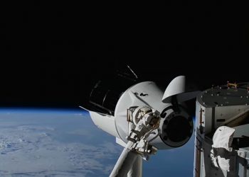 La nave Dragon se acopó en el puerto delantero del módulo Harmony de la ISS