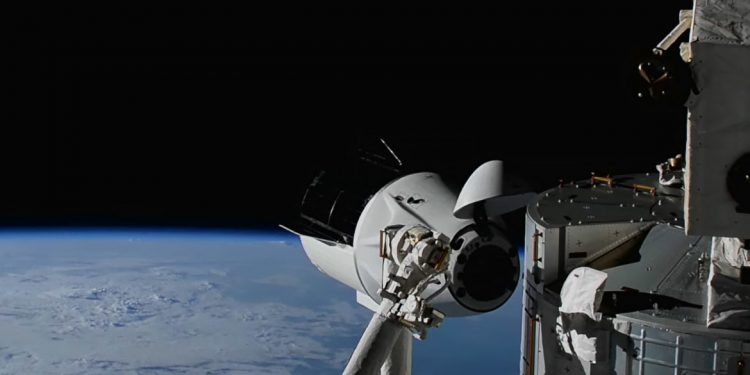 La nave Dragon se acopó en el puerto delantero del módulo Harmony de la ISS