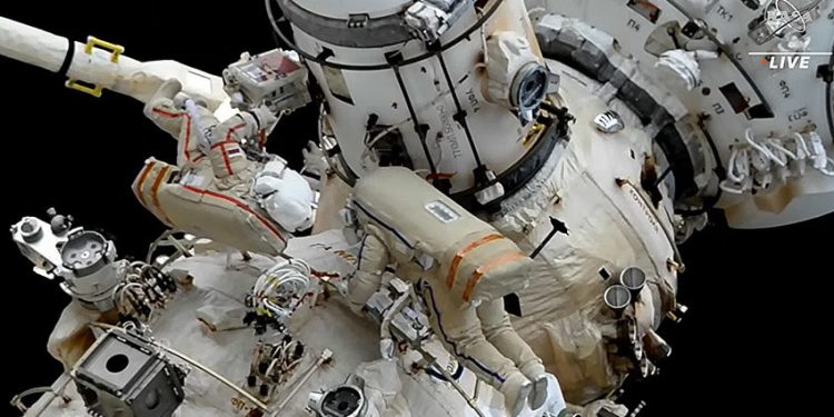 Los cosmonautas rusos concluyeron su salida de la ISS para tareas de mantenimiento