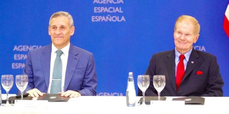 Nelson ha visitado este lunes en Sevilla la sede de la Agencia Espacial Española (AEE)