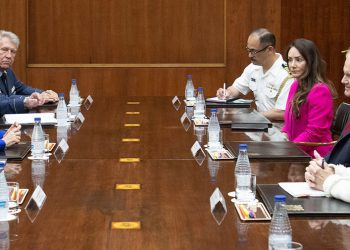 Robles se reúne con el administrador de la Nasa