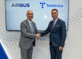 A la izquierda, Francisco Javier Sánchez Segura, vicepresidente ejecutivo de Airbus España, y a la derecha, José Luis Gilperez López, director ejecutivo de AGE, Defensa y Seguridad de Telefónica España.
