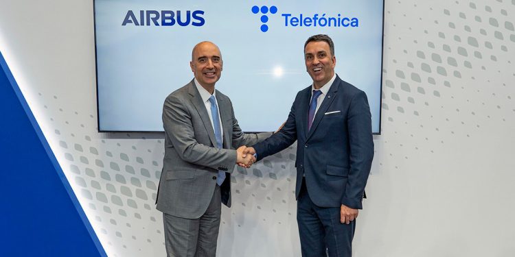 A la izquierda, Francisco Javier Sánchez Segura, vicepresidente ejecutivo de Airbus España, y a la derecha, José Luis Gilperez López, director ejecutivo de AGE, Defensa y Seguridad de Telefónica España.