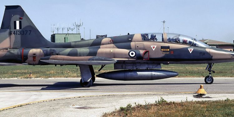Avión Northrop F-5B,