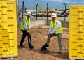 Miguel Borrás, director general de DHL Express España (izquierda) y Jesús Sánchez, director general de DHL Aviación Iberia (derecha) durante una visita al terreno en el que se situará el Hub de BCN