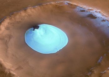 Agua helada en un crater de Marte