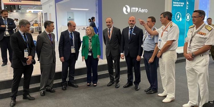 Amparo Valcarce presidió el día de la aeronáutica española en el Paris Air Show