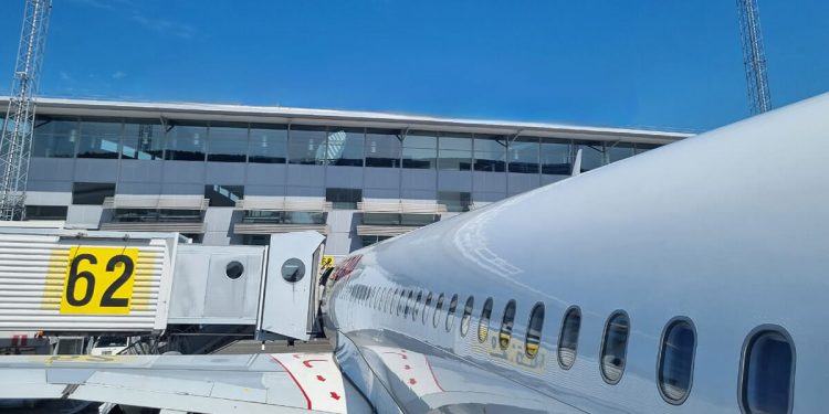 Avión en aeropuerto. Fuente: Actualidad Aeroespacial