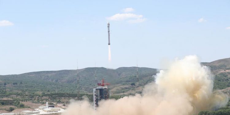 China lanzó al espacio un cohete con 41 satélites a bordo