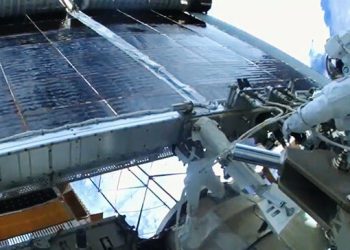 Dos astronautas de la Nasa completaron la instalación de paneles solares en el exterior de la ISS
