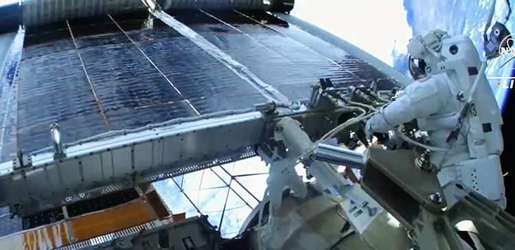Dos astronautas de la Nasa completaron la instalación de paneles solares en el exterior de la ISS