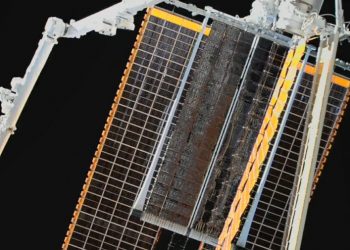 Dos astronautas de la Nasa terminan de instalar la matriz solar desplegable en la ISS