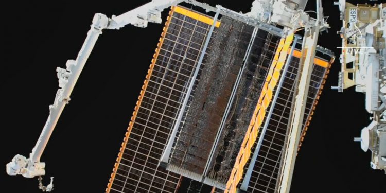 Dos astronautas de la Nasa terminan de instalar la matriz solar desplegable en la ISS