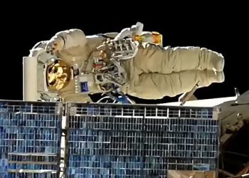 Dos cosmonautas rusos concluyeron su salida de la ISS