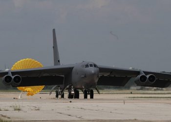El primer avión B-52 de la Fuerza Aérea de EEUU comienza las actualizaciones de Radar