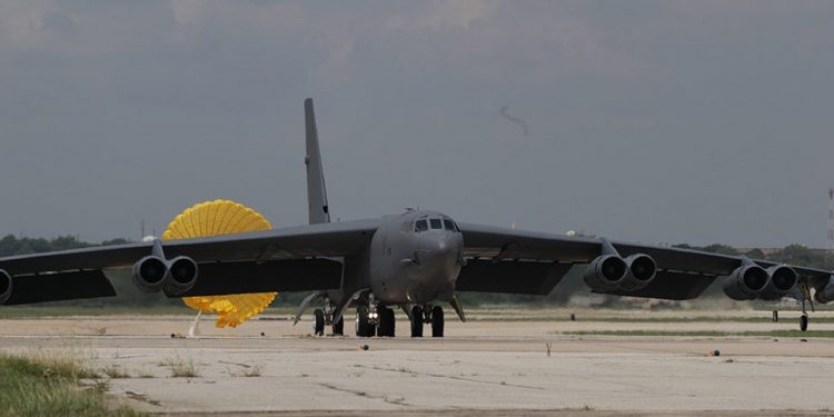 El primer avión B-52 de la Fuerza Aérea de EEUU comienza las actualizaciones de Radar
