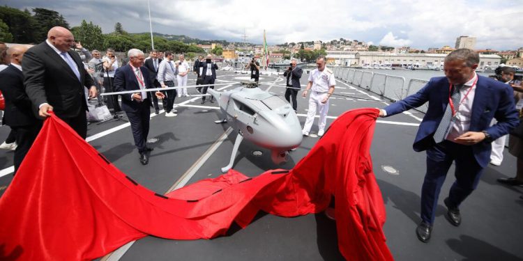 Leonardo presentó los nuevos desarrollos del helicóptero pilotado a distancia AWHero