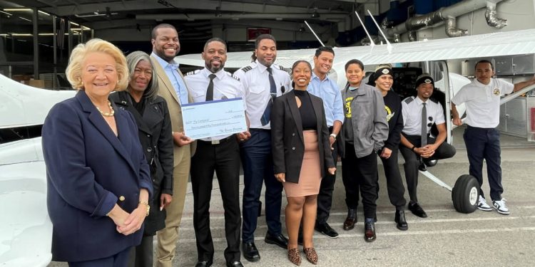 Boeing invierte en becas para la formación de pilotos