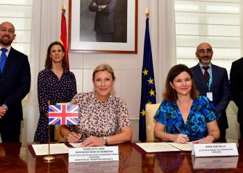 La secretaria general de Transportes y Movilidad, María José Rallo, y la Baroness Vere de Norbiton, secretaria de Estado para el Transporte aéreo y marítimo del Ministerio de Transporte británico.
