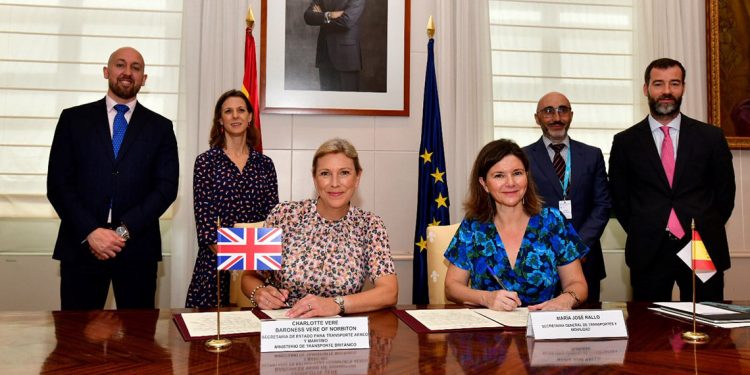 La secretaria general de Transportes y Movilidad, María José Rallo, y la Baroness Vere de Norbiton, secretaria de Estado para el Transporte aéreo y marítimo del Ministerio de Transporte británico.