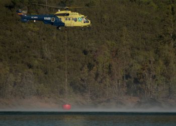 Helicoptero cogiendo agua