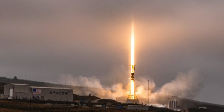 SpaceX lanza 70 satélites Starlink en tres días