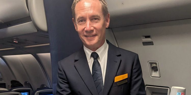 El CEO de Lufthansa se convirtió en asistente de vuelo en un viaje a Riad y Bahréin