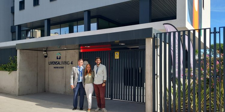 Juan Antonio Rodríguez, director comercial de European Flyers; Fabiola Lopes, supervisora de la residencia Livensa Living Getafe y Fernando Morales, director de Livensa Living Getafe.