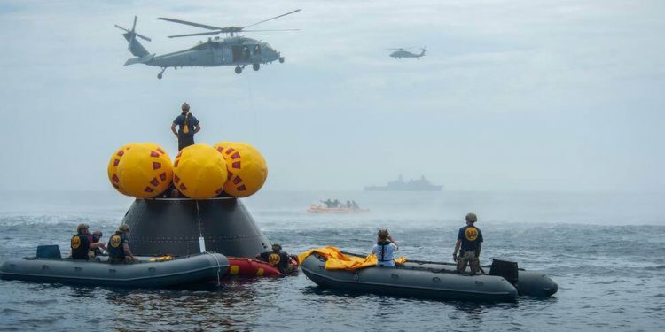 La NASA y el Departamento de Defensa completan la primera prueba de recuperación para el amerizaje de Artemis II